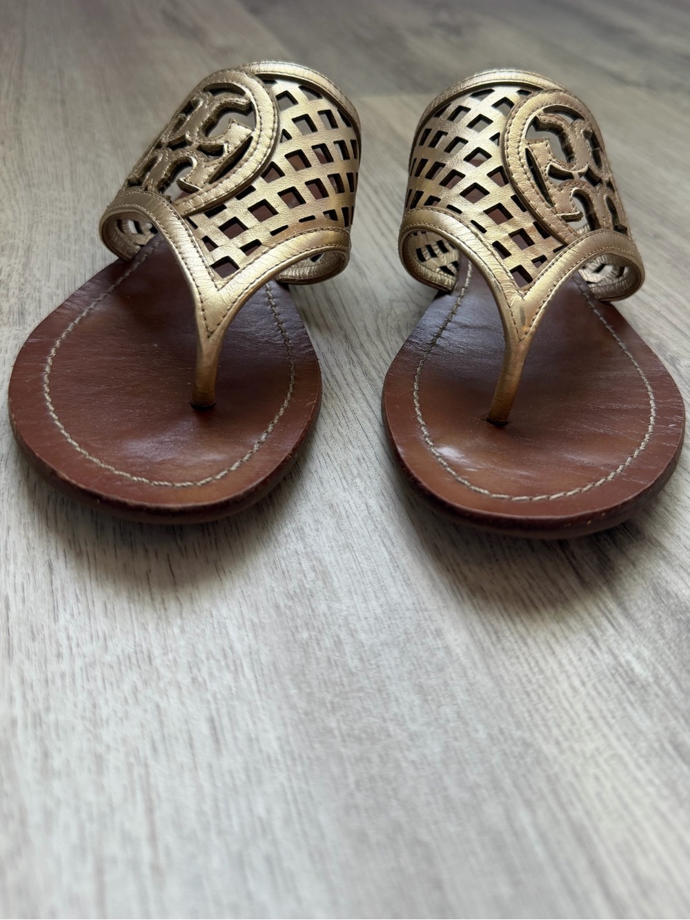 Tory Burch - Metallic Gold Leather Slide Sandals with Cutout Logo - Picture 8 of 8